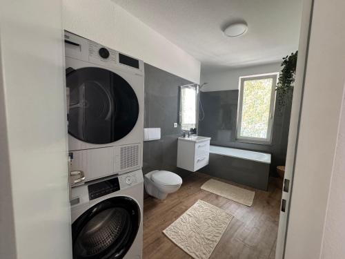 Ένα μπάνιο στο SuperHosts PARKPLATZ - Zentrum - TERRASSE - King-Bett - NETFLIX