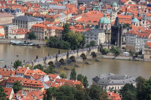 Nespecifikovaný výhled na destinaci Praha nebo výhled na město při pohledu z apartmánu