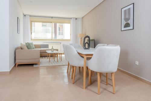 a dining room with a table and white chairs at Appartement Charmant à Hydra in Hydra
