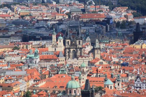 Nespecifikovaný výhled na destinaci Praha nebo výhled na město při pohledu z apartmánu
