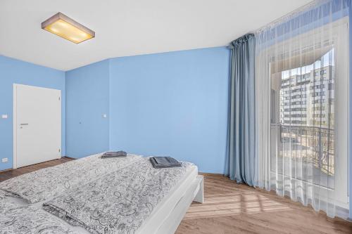 Postel nebo postele na pokoji v ubytování New cozy apartment, Free Parking!