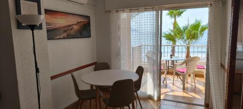 プエルト・デ・マサロンにあるBAHIA MAZARRON apartamento en primera linea playaのダイニングルーム(テーブル、椅子付)、バルコニー