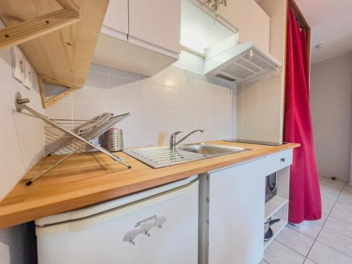 a kitchen with a sink and a counter top at Le Petit Perrière - HyperCentre - Quai de Grenoble in Grenoble
