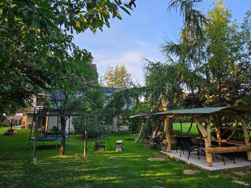 Taman di luar Domek z ogrodem Białka Tatrzańska 500 m od wyciągu