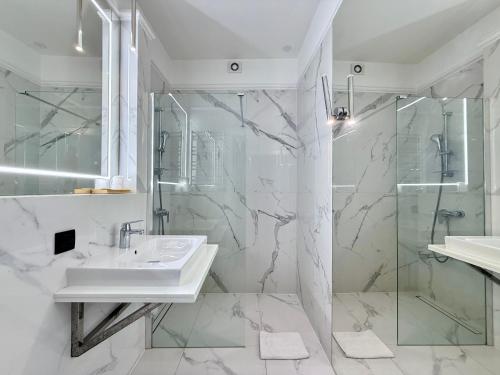 a bathroom with a sink and a shower at Hotel - Pokoje i Apartamenty Heban in Toruń