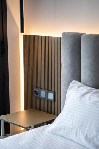 Postel nebo postele na pokoji v ubytování Sea View Serenity Βeachfront & Pool 108