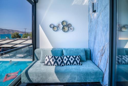 Bazén v ubytování Sea View Serenity Βeachfront & Pool 108 nebo v jeho okolí