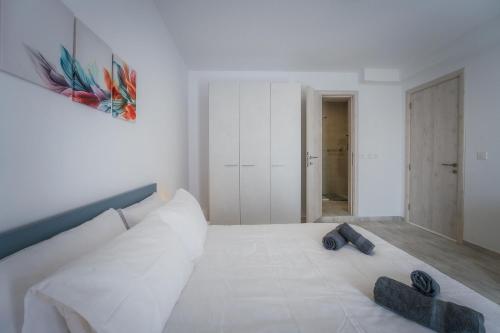 Katil atau katil-katil dalam bilik di Stylish 3BR Gozo Escape with Wifi & Homey Touches!