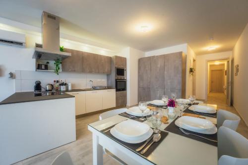 Dapur atau dapur kecil di Stylish 3BR Gozo Escape with Wifi & Homey Touches!