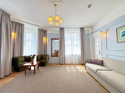 a living room with a couch and chairs and a table at Hotel - Pokoje i Apartamenty Heban in Toruń