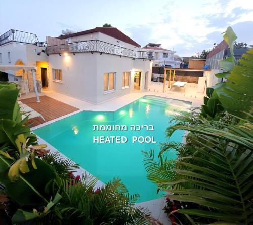 Bazén v ubytování VILLA SHUNIT- וילה שונית by barak royal suites nebo v jeho okolí