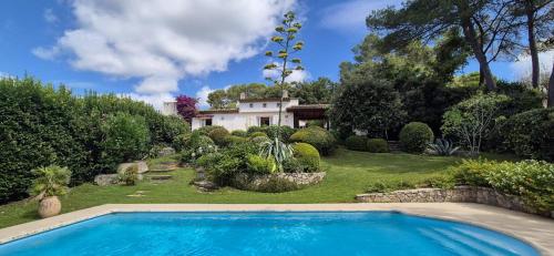 House with AC swimming pool Garden and Carpark- BENAKEY