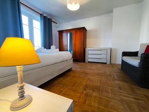 una camera da letto con un letto e un tavolo con una lampada di Villa 15 pers - Jardin Arbore - Calme - Parking a Pau