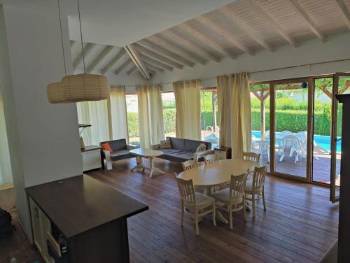 Χώρος καθιστικού στο Villa Casablanca with private pool