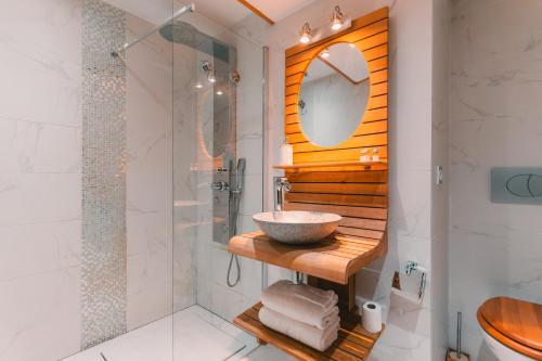 Ένα μπάνιο στο Le Chalet Loft and Spa