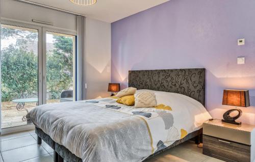 Ένα ή περισσότερα κρεβάτια σε δωμάτιο στο Pet Friendly Home In Pirou With Wifi