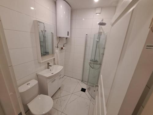 Ένα μπάνιο στο Cozy Studio - 5 min to Lake & City