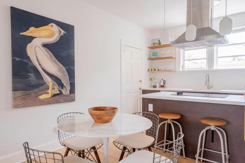 Η κουζίνα ή μικρή κουζίνα στο Designer 2br apt, 5mins to the beach - J4