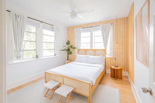 Ένα ή περισσότερα κρεβάτια σε δωμάτιο στο Designer 2br apt, 5mins to the beach - J4