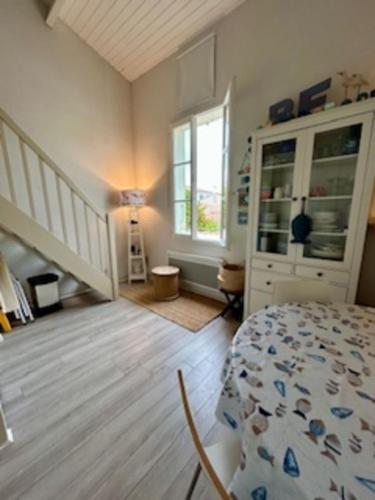 une chambre avec un lit et un escalier dans l'établissement 32 m2 apartment with swimming pool, à Saint-Martin-de-Ré