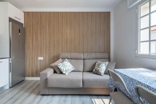 a living room with a couch and a table at Casita Do Muelle - Cambados in Cambados