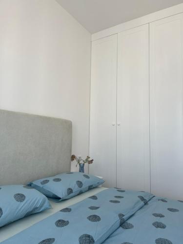 Una cama o camas en una habitación de Nil Apartment