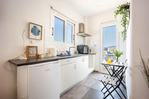Spacious Gazi Studio l Balcony l Walk to Acropolis