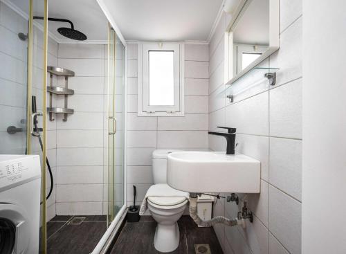 Spacious Gazi Studio l Balcony l Walk to Acropolis