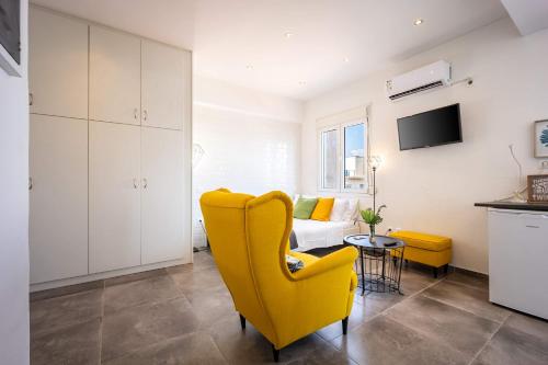 Spacious Gazi Studio l Balcony l Walk to Acropolis