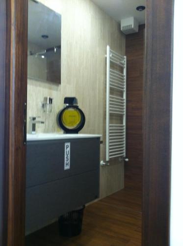 オルベテッロにあるAntica Dimoraのバスルーム(シンク、黄色い皿付)
