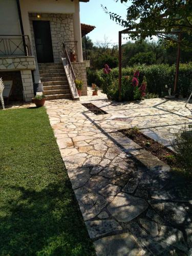 a stone walkway in front of a house at Spiti Loggos in Lóngos