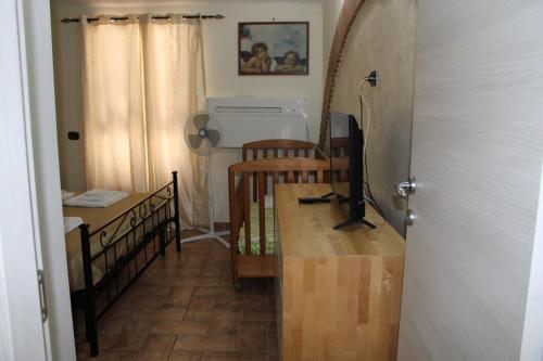 a room with a desk with a computer on it at Center Ariccia in Ariccia