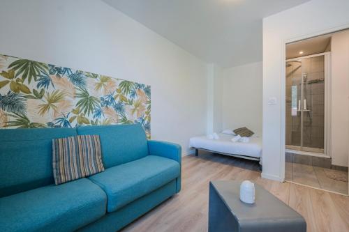 Saint-Martin-le-VinouxLe Vinoux - Schneider - EDF - ST Micro - CEA的客厅里有一张蓝色的沙发和一张桌子