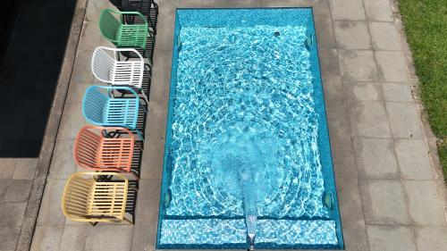 an overhead view of a swimming pool with four chairs at Jeju Private unit for family or group in Jeju