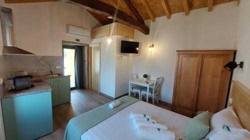 a large room with a bed and a kitchen at Green Paradise Glamping in Covas