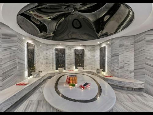 ein großer Raum mit einer hohen Decke und einem Tisch in der Unterkunft B Business Hotel & Spa in Antalya
