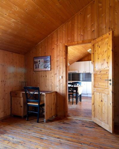 a room with a table and chairs in a cabin at Statsbuene i Kabelvåg in Kabelvåg
