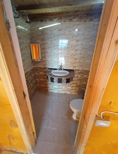 Nuweiba‘ el Muzeinahにあるمخيم مبروكهのトイレと洗面台付きのバスルーム