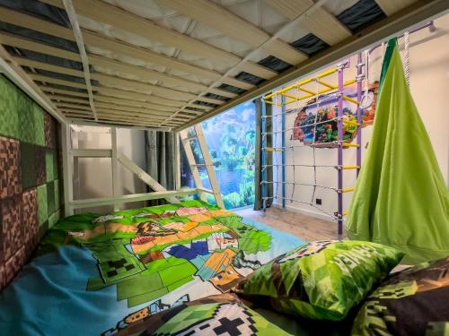 Camera con letto e vetrata colorata. di Craft&Fun Apartament w stylu Minecraft - Jastrzębia Góra - Ku Słońcu a Jastrzębia Góra
