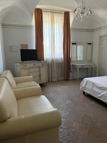 a living room with a couch and a bed at Hotel Villa Costanza in Pontenure