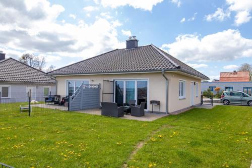 a house with a lawn in front of it at Ferienwohnungen am Hafen in Stahlbrode