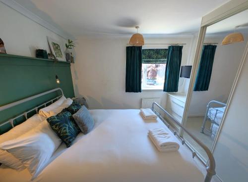 Postel nebo postele na pokoji v ubytování Chichester House I Garden with Hot Tub I Free Parking I Nearby Beaches I Chichester Holiday Properties