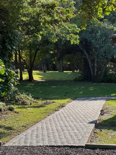Κήπος έξω από το Monzi Safari Lodge