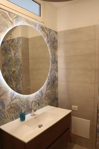 ein Badezimmer mit Waschbecken und Spiegel in der Unterkunft Casa Maria in Santa Cesarea Terme