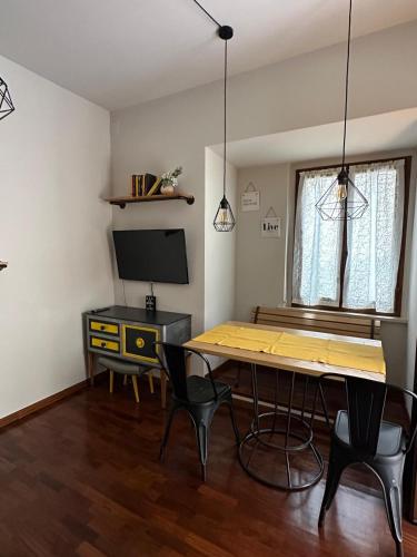 a room with a table and a tv and a desk at Casa Gianna in Corciano