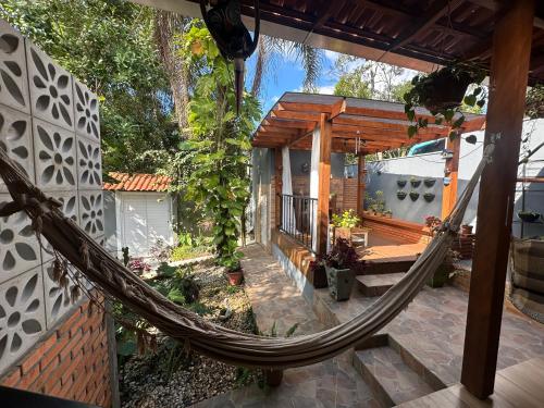 a hammock in the backyard of a house at Arthi - LINDO LOFT RECANTO DOS PASSARINHOS com HIDROMASSAGEM! in Balneário Camboriú