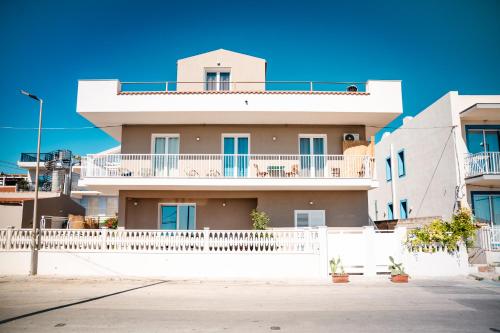 een groot wit gebouw met een balkon bij Cosentino apartment in Marzamemi