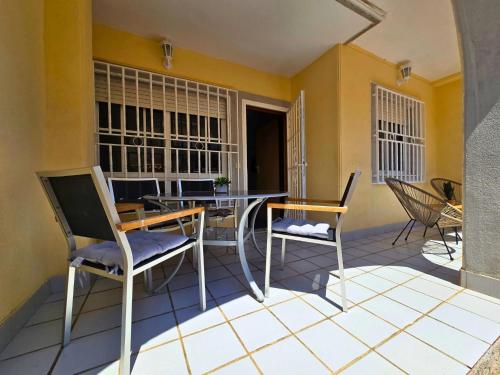 Casa Mar: Terraza y Piscina junto al Mediterráneo