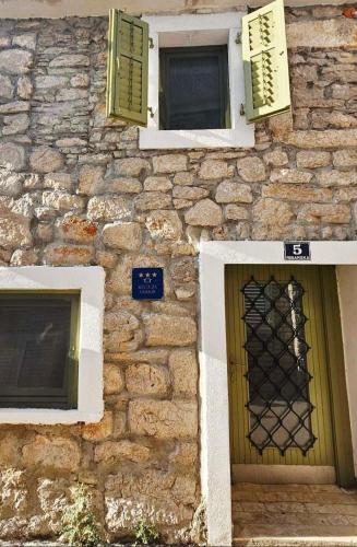 Φωτογραφία από το άλμπουμ του Stone Three bedroom house with rooftop terrace σε Jezera