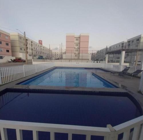 una grande piscina blu in un edificio di Apto Aconchegante Be life I a 4km das praias a São Luís